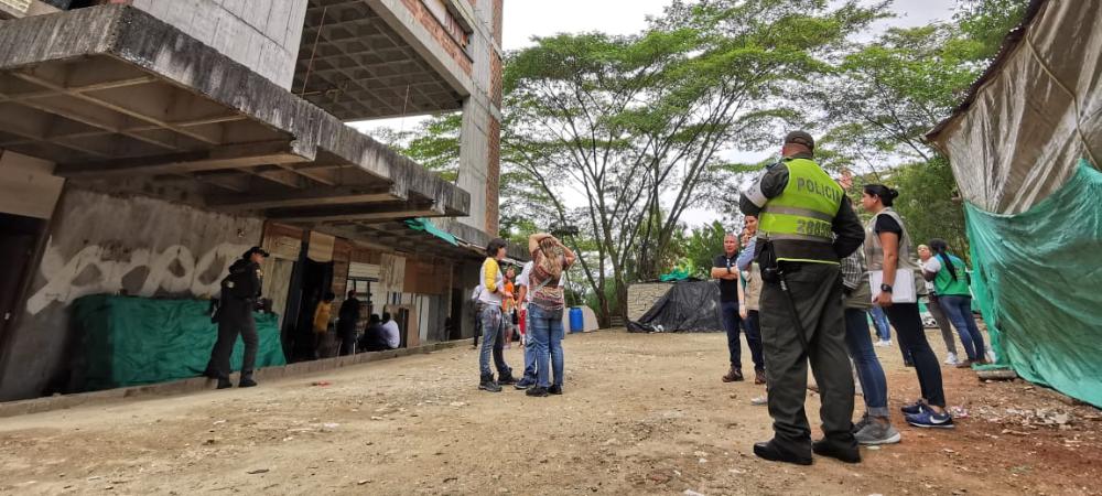 La Alcaldía de Medellín acompaña a familias venezolanas que ocupaban un edificio abandonado en Las Palmas